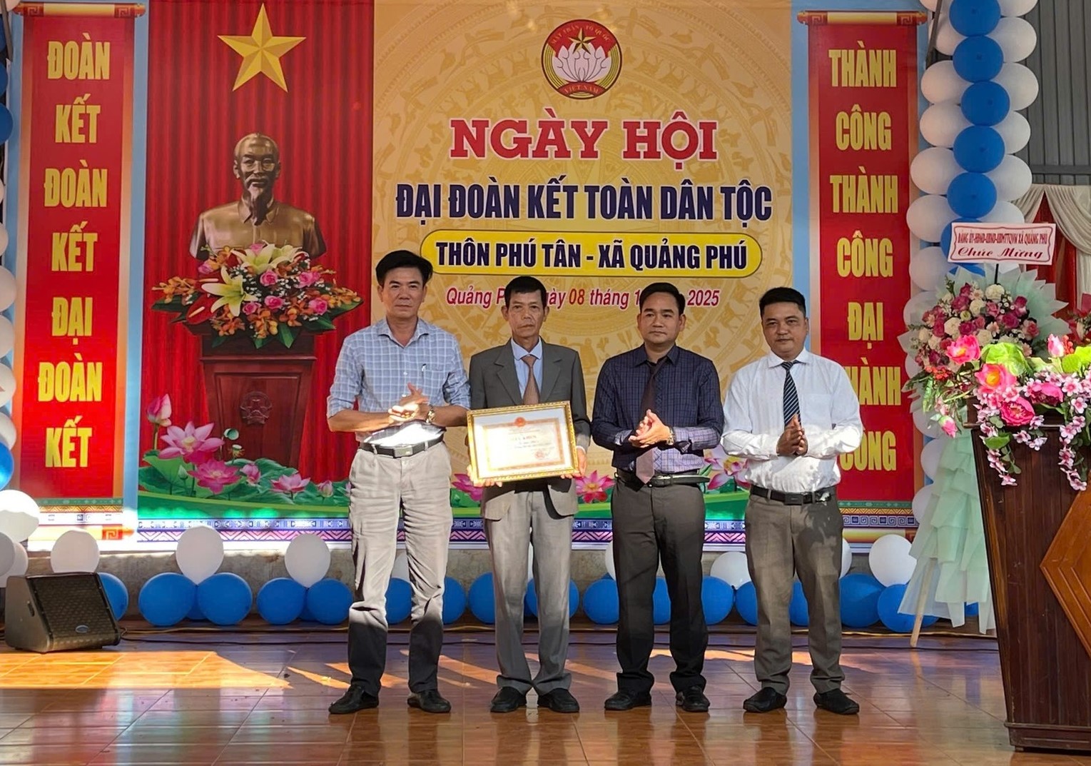 Đồng chí Nguyễn Công Văn - Phó Bí thư Chủ tịch UBND xã Quảng Phú tặng giấy khen cho thôn Phú Tân.